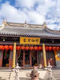 A Quiet Temple Moment in the Middle of Zhujiajiao 🕯️