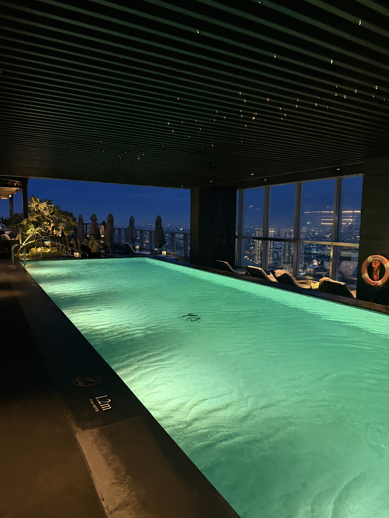 Aseliiiiiiii ini the best banget, baru kali ini nemu jacuzzi di hotel setaraf bintang 5 tapi seru kayak gini, ada banyak tipe, pool nya pun aduuuuh bagus banget dehhhh

Bahkan kalo di compare sama hotel setara dari luar negri ini ga kalah loh, masih yang best baget untuk variant jacuzzi nya

Makanan minuman? enak semuaaaa
Tipe kamar banyak, view oke semua, netflix sejenis ada

Kurang apa lagi? wajar sih ini di bilang bintang 6

Harus cobain minimal sekali ya seimur hidup

📍Park Hyatt Jakarta
Area strategis di pusat kota Jakarta, deket banget kemana-mana