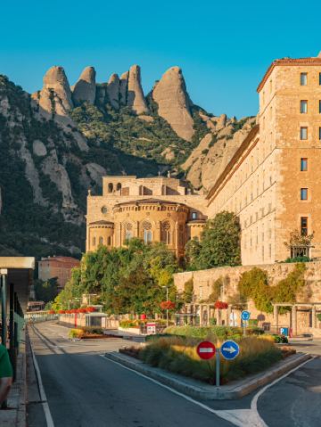 นี่คือวิธีการเดินทางไปยังมอนต์เซรัต ใกล้กับบาร์เซโลนา