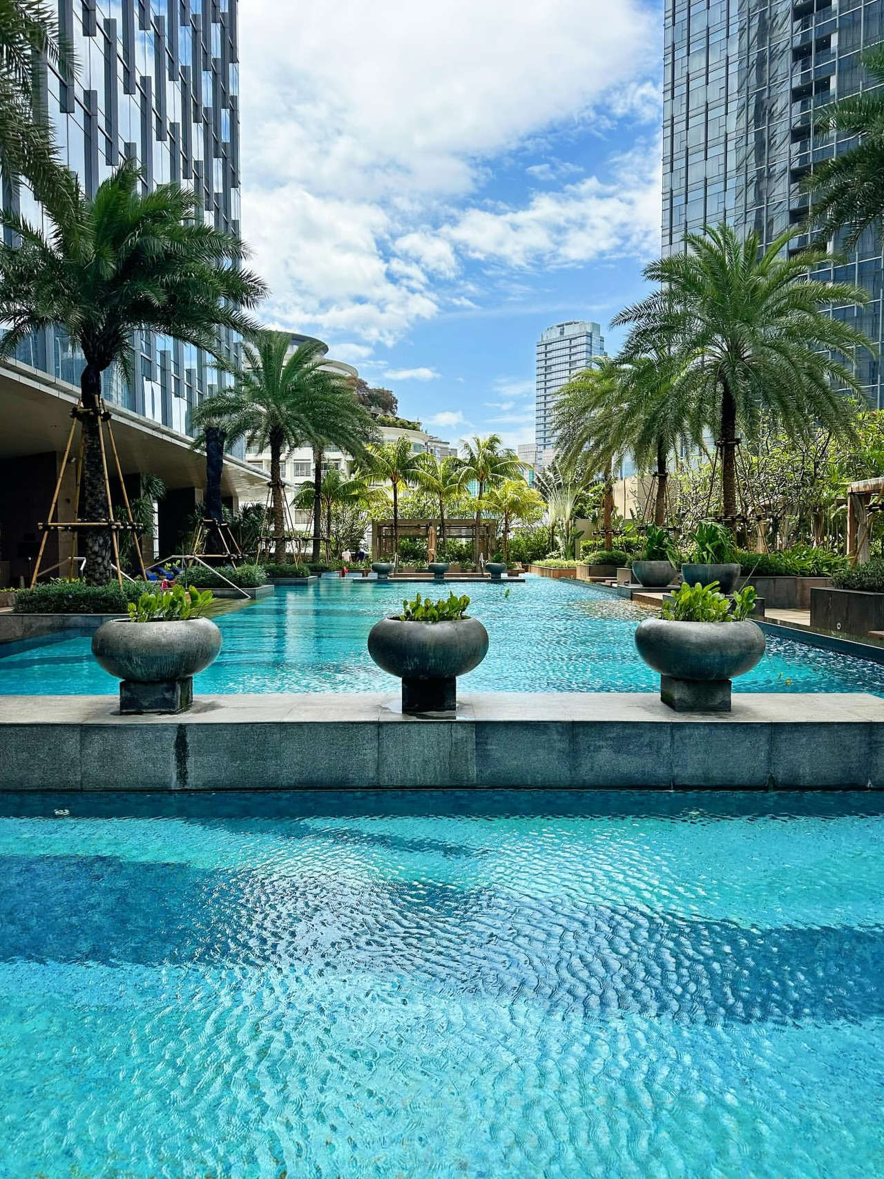 Raffles Jakarta, permata tersembunyi di Jakarta, praktis seperti kampung halaman bahagiaku! Lingkungannya luar biasa!
Hotel ini terletak di jantung kawasan bisnis utama 🌆 Buka pintu hotel dan Anda langsung terhubung ke Lotte Department Store 🛍️ Bisnis, belanja, dan hiburan semuanya ada di satu tempat! Lokasi pusat kota yang sesungguhnya!
🏛️Desain Artistik
Terinspirasi oleh seniman harta nasional Indonesia, Hendra Gunawan 🎨 Setiap sudutnya adalah kesempatan foto yang menakjubkan 📸 Lobi sangat memukau! Setiap foto layak diunggah ke Instagram. Wajib dikunjungi bagi pecinta seni! ✨
🛏️Penginapan Serasa di Awan
· Layanan pelayan 24 jam ✨ Sangat perhatian dan sigap.
· Tempat tidur yang sangat nyaman – seperti tidur di atas awan ☁️
· Kolam renang taman yang menakjubkan dengan pohon kelapa dan gedung-gedung tinggi sebagai latar belakang.
· Gym lengkap dengan jumlah pengunjung lebih sedikit 🧘🏻 untuk pengalaman berolahraga pribadi.
🍽️Pesta Kuliner
▪️Sarapan di Arts Café luar biasa! 🌮 Nikmati pesta kuliner global sepuasnya!
▪️ Koktail saat matahari terbenam di tepi kolam renang Navina Bar 🍸 Sempurna untuk suasana santai yang menyenangkan!
▪️ Makan malam prasmanan bertema berubah setiap hari 🍖 Reservasi terlebih dahulu diperlukan!
📸 Tempat-tempat Instagramable:
✔️ Area lounge artistik dengan lampu gantung yang cantik 💡 Setiap foto berkelas.
✔️ Teras luar ruangan saat matahari terbenam 🌅 Pemandangan cakrawala kota yang menakjubkan.
✔️ Kolam renang di atap dengan pohon palem 🌴 Perpaduan sempurna antara modern dan alami.
Tempat favorit saya di Jakarta! Pelayanan dan fasilitas sempurna 💯 Pecinta hotel, simpan ini untuk kunjungan Anda berikutnya! 👍 #JakartaTravel #RekomendasiHotelMewah #WisataIndonesia #PemandanganHotelMenakjubkan #KehidupanSehari-hariLiburanPemilikPulau #travel2026