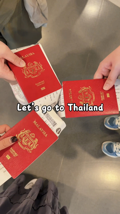 ✨ Rencana:

· Check-in hotel + istirahat 🧳
· Matahari terbenam di Wat Arun 🌇 (sangat fotogenik)
· Makan malam di tepi sungai atau bar rooftop 🍸
· Jalan-jalan malam / minum teh susu Thailand pertama 🧋

💡 Suasana: santai + awal yang estetik 💛

⸻

🛍️ Hari ke-2 — Jelajah Kafe + Mode Ratu Belanja

Waktunya untuk menjelajah + berbelanja + mengambil foto 📸✨

🛍️ Mal yang wajib dikunjungi:

· CentralWorld 🧸 (surga POP MART)
· Siam Paragon / Siam Square untuk fashion & kecantikan

☕ Tempat singgah kafe:

· Kafe estetik di Sukhumvit (nuansa putih/minimalis 🤍)
· Tempat matcha, makanan penutup, dan brunch 🍰

🌃 Malam:

· Chinatown di Jalan Yaowarat 🌃🔥
· Jelajah kuliner jalanan: makanan laut, ketan mangga, sate bakar 🍢

⸻

🌇 Hari ke-3 — Bersantai + Belanja Terakhir + Keberangkatan

Pagi yang santai sebelum terbang pulang ✈️

✨ Rencana:

· Kafe brunch ☕🥐
· Belanja menit terakhir 🛍️
· Pijat/spa 💆♀️ (wajib dicoba di Bangkok!)
· Menuju bandara

#travel2026 #bangkok #bangkoktrip #thailandtrip
