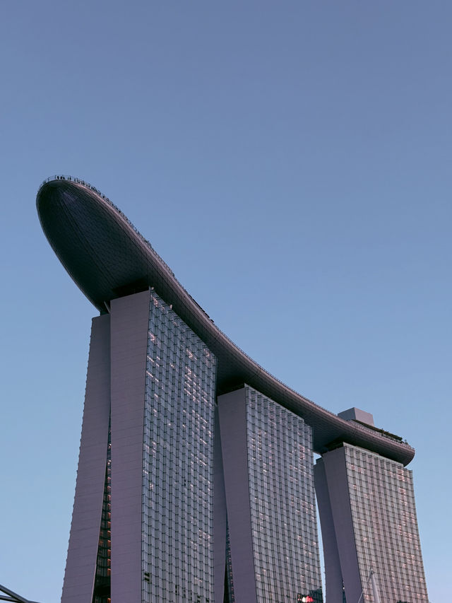 šøš¬ Singaporeās ArtScience Museum & Skyline View from Helix Bridge