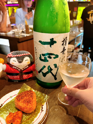🍻 哇,最近去咗銅鑼灣一間高空居酒屋,真的太有味道啦!Izakaya & Sake Bar CHU CHU 就係我今次想同大家分享嘅秘密基地~
呢度位於銅鑼灣核心地段,係一間以「相聚」為主題嘅微醺空間。店名 CHU CHU 好有心思,既有小口小口品清酒嘅微醺感覺,又似「啾啾」同「聚聚」嘅諧音,每次朋友見面舉杯嘅時候,就覺得特別親切,笑聲同杯碰聲都變得超有氣氛!😊
一走入去,高空嘅景觀已經先聲奪人,夜晚嘅銅鑼灣燈火閃爍,坐低飲杯清酒,感覺整個都市都變得溫暖咗。CHU CHU 唔止係間普通居酒屋,而係一個專門畀朋友聚埋一齊放鬆嘅好地方。一邊慢慢品日本直送清酒,一邊食炭火燒物,輕鬆又有質感,完美夜晚就係咁樣開始!
講到清酒,呢度真係專業到爆!由專業團隊精選超過60個品牌、超過120款日本直送清酒,每一款都有自己嘅特色同故事。佢哋好注重清酒同料理嘅配對(pairing),無論你係清酒新手定老饕,都可以搵到最適合自己當晚心情嘅那一杯。飲落去層次豐富,果香、米香、礦物感都好突出,簡直係清酒文化嘅小教室!🍶
食物方面,炭火料理係最大亮點!必試佢哋嘅炭燒乳鴿,上等肉鴿用秘製醬汁醃過,炭火直燒到外皮金黃脆卜卜,入面肉質超嫩多汁,最後仲加咗百里香輕燻,香氣層次即刻升級,一啖咬落去完全停唔到口✨
另一款推介係雞腿辣椒漬,用台灣剝皮辣椒同獨特醬油醃漬,配上炭火燒過嘅香口雞腿肉,甜酸微辣交織,爽脆又有咬口,同清酒一齊食簡直絕配!🌶️
如果飲得多咗想食啲暖胃嘅,雞白湯烏冬 係救星!自家熬超過8小時嘅濃厚雞白湯,乳白又香濃,配上博多烏冬,滑順彈牙,微醺之後食一碗,暖到心入面~🍜
整體嚟講,CHU CHU 成功將清酒文化、炭火美食同年輕人聚會氛圍完美結合。無論係三五知己慶祝小事,定係情侶嚟浪漫一晚,都好適合。每次碰杯同笑聲,都變成夜晚最動聽嘅背景音樂。
下次去銅鑼灣,記得 bookmark 呢度啦!微醺又開心,絕對係值得一去嘅高空居酒屋~ 已經想再去第二次了!🥂

🐥🐥🐥🐥🐥🐥🐥🐥🐥🐥

餐廳名稱:Sake Bar CHU CHU (銅鑼灣)
餐廳地址:銅鑼灣登龍街28號永光中心25樓

#sakebarchuchu #銅鑼灣美食 #正能量企鵝 #koupenchan #コウペンちゃん