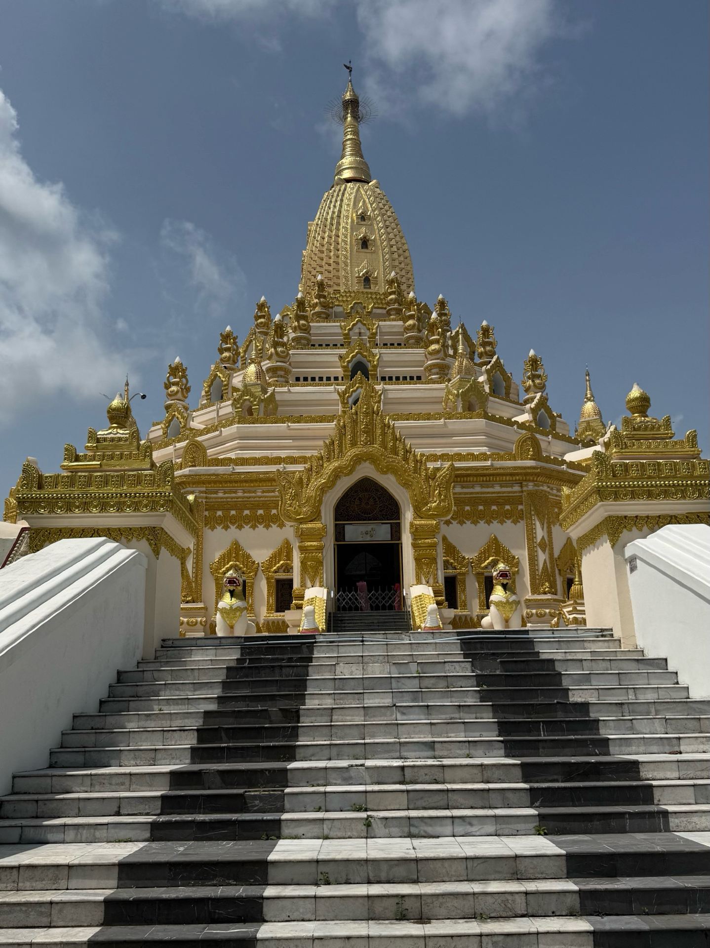 🇲🇲 Yangon: Pagodas, Lakes & Nightlife