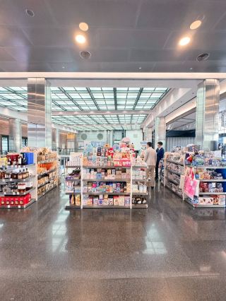 Enjoy shopping while touring the tower – a one-stop experience!