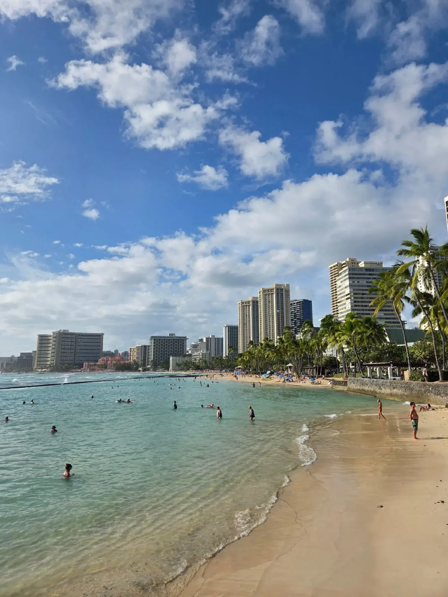 Strolling through Waikiki! Lazy Moments by the Hawaiian Shore!