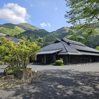 広大な敷地に広がる秘境が美しすぎる！四季を愛で、心身を解き放つ和のリゾート「梅園」。