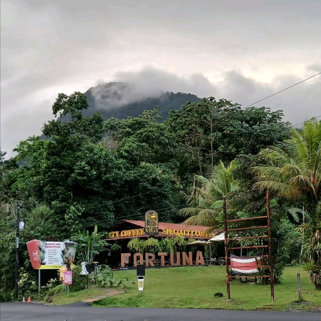 Wisata Alam Penyembuhan di Air Terjun La Fortuna 🌿
