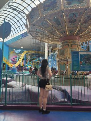 สถานที่สำคัญของเอดมันตัน = เวสต์เอดมันตันมอลล์! ถ้าคุณคิดว่า "แค่ช้อปปิ้ง" คิดใหม่ได้เลย ที่นี่คือสนามเด็กเล่นครบวงจรสำหรับคู่รัก เพื่อนฝูง และทุกคนที่ต้องการใช้เวลาให้คุ้มค่าที่สุด 🌟🛍️

สถานที่ยอดนิยมในเวสต์เอดมันตันมอลล์:

1. สวนน้ำพาราไดซ์: สัมผัสบรรยากาศเขตร้อนที่เวิลด์วอเตอร์ปาร์ค (8882 170 St NW เปิดทุกวัน 10.00-19.00 น.) – คลื่นในร่ม สไลเดอร์สูงตระหง่าน และอากาศที่สมบูรณ์แบบเสมอ เตรียมชุดว่ายน้ำ เช่าล็อกเกอร์ และวางแผนเวลาอย่างน้อย 2-3 ชั่วโมง

2. กาแล็กซีแลนด์: ก้าวเข้าสู่หนึ่งในสวนสนุกในร่มที่ใหญ่ที่สุดในโลกเพื่อสัมผัสเครื่องเล่นสุดคลาสสิกและความตื่นเต้นเร้าใจ (เปิด 12.00-20.00 น. ตรวจสอบเวลาทำการในแต่ละวัน) เหมาะสำหรับคู่รักหรือกลุ่มเพื่อนที่ชอบความสนุกสนาน – แนะนำให้ใส่รองเท้าผ้าใบ!

3. เดอะเร็กรูม: ผ่อนคลายกับเกมอาร์เคด โบว์ลิ่ง และอาหารว่าง – เหมาะที่สุดสำหรับบรรยากาศสบายๆ หลังจากการสนุกสนานมาทั้งวัน เหมาะสำหรับช่วงบ่ายแก่ๆ/เย็นๆ ที่คุณแค่อยากมาพักผ่อน

4. แหล่งช้อปปิ้งมากมาย: มีร้านค้าหลายร้อยร้าน ตั้งแต่แบรนด์ดังอย่าง UNIQLO, H&M, Aritzia ไปจนถึงแบรนด์ดีไซเนอร์ระดับพรีเมียม เลือกเดินดูร้านค้าใหญ่ๆ หรือร้านค้าท้องถิ่นต่างๆ ได้ทั้งหมด ภายใต้หลังคาปรับอากาศเดียวกัน

เคล็ดลับส่วนตัว: วางแผนมื้ออาหารให้ตรงกับกิจกรรมของคุณ – ร้านกาแฟและร้านอาหารมีอยู่ทุกที่ แต่จะแน่นในช่วงเวลาพีค (อาหารกลางวัน อาหารเย็น) หากต้องการรอคิวน้อยลง ลองไปในช่วงเวลาที่ไม่ใช่ช่วงพีค

การเดินทาง: ห้างสรรพสินค้ามีขนาดใหญ่มาก – หยิบแผนที่ได้ที่ทางเข้าทุกทาง หรือใช้จอแสดงข้อมูล ที่จอดรถฟรีและมีพื้นที่กว้างขวาง หรือขึ้นรถบัส ETS มาจอดด้านหน้าได้เลย

เคล็ดลับสำหรับคนรักอาหาร: แวะซื้อขนมขบเคี้ยวสไตล์เอเชียที่ T&T Supermarket ลองทานกุ้ง Bubba Gump Shrimp หรือเติมพลังที่ Earls

สิ่งที่ควรนำมา: รองเท้าที่ใส่สบาย ชุดว่ายน้ำ และที่ชาร์จ – มีอะไรให้ดูเยอะเกินกว่าจะดูได้หมดในครั้งเดียว

#เวสต์เอ็ดมอนตันมอลล์ #เอ็ดมอนตันฟัน #พาร์คพาราไดส์