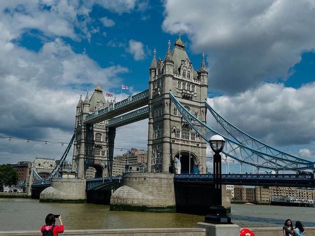 🌉 London’s Timeless Gatekeeper: Tower Bridge Unfolded 🌇  