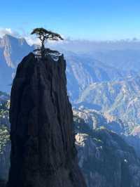 ⛰️ Huangshan – The Legendary Yellow Mountain of Mist and Pines