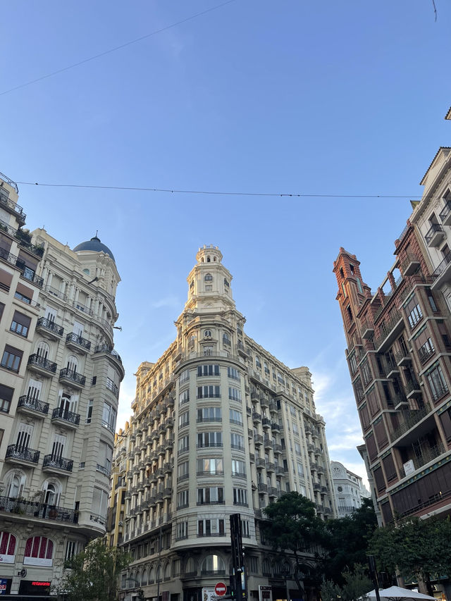 Valencia: Walls That Speak – Street Art & Urban Vibes 🎨🌆✨ Valencia: Walls That Speak – Street Art & Urban Vibes 🎨🌆✨