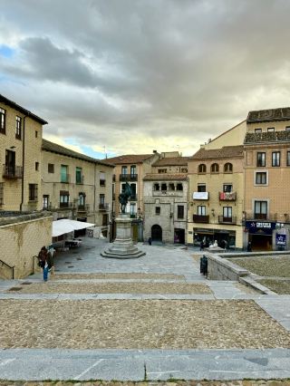 고풍스러운 따뜻함이 느껴지는 지역 상점