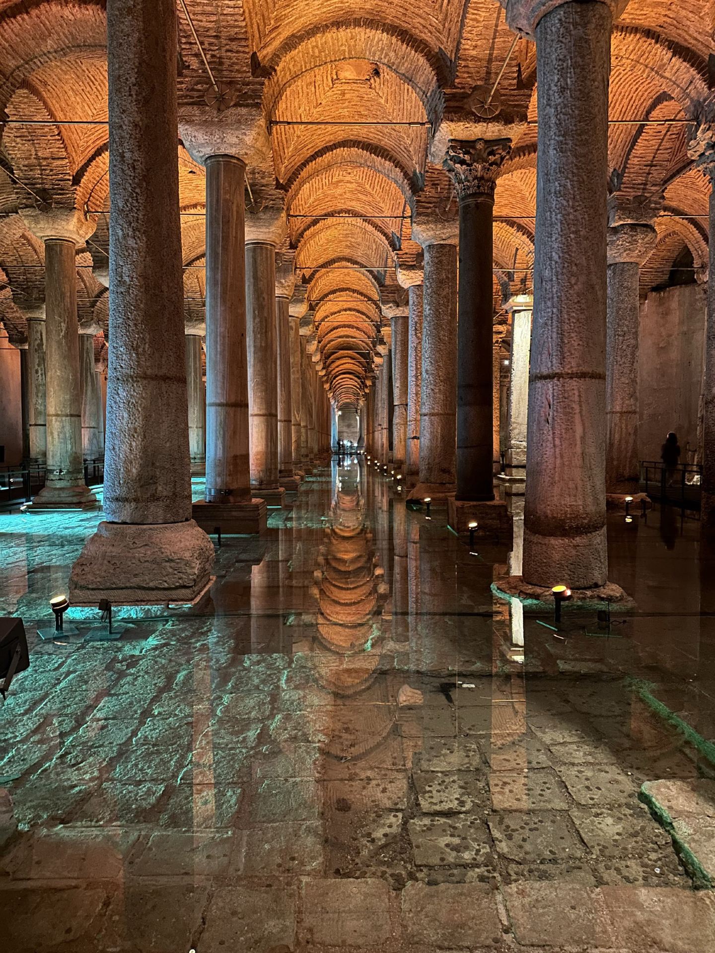 มนตร์ขลังใต้ดินแห่งอิสตันบูล: Basilica Cistern คุ้มค่าแก่การไปจริงไหม?