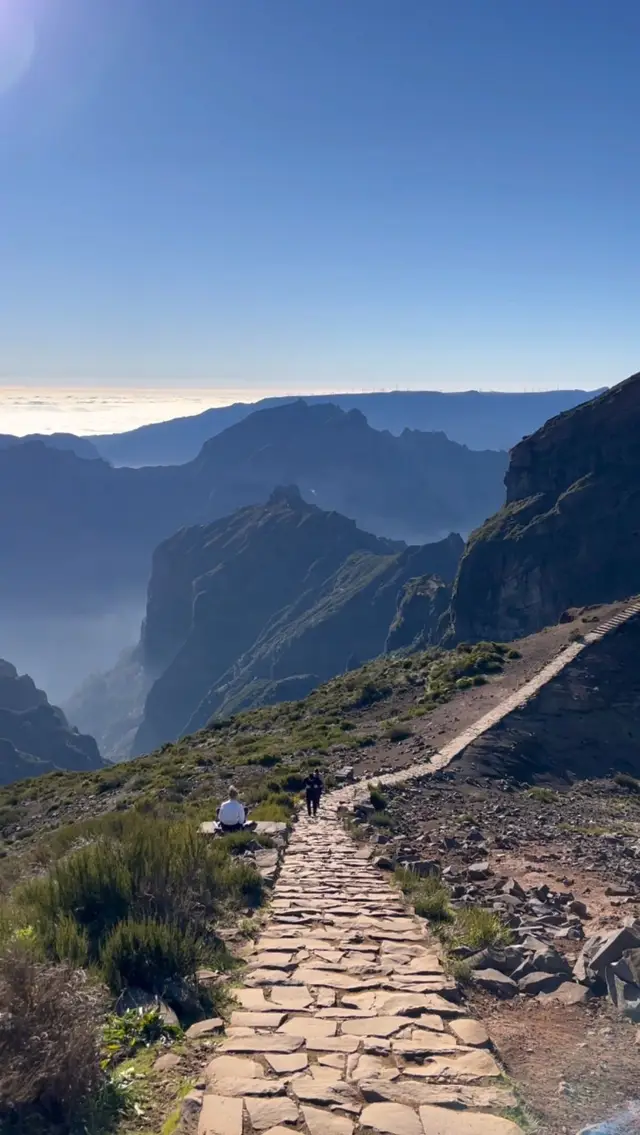 Challenge Yourself with the Pico to Pico Hike: A Madeira Adventure of a Lifetime 🥾🏞️