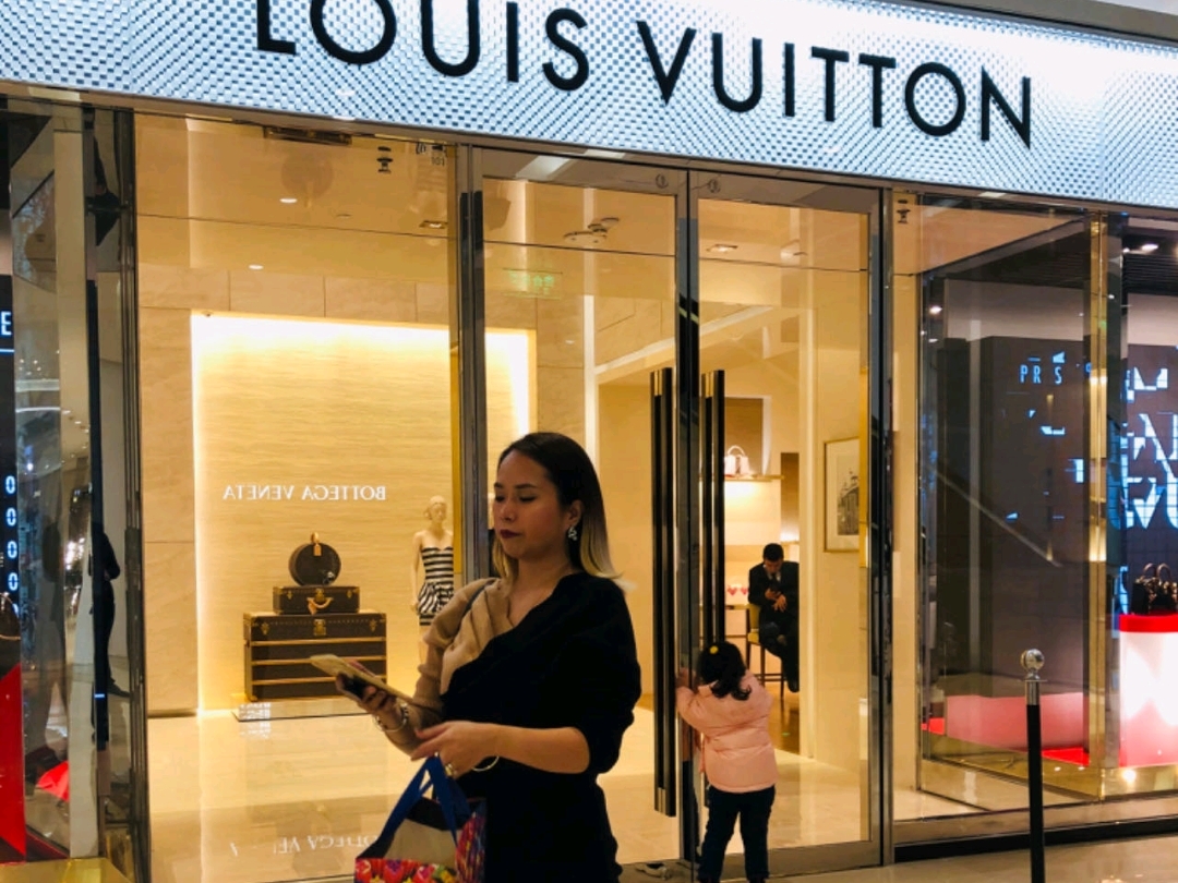 Guests crowd the opening ceremony of the Louis Vuitton flagship store at  the Chengdu Yanlord Landmark mall in Chengdu city, southwest Chinas Sichuan  p Stock Photo - Alamy