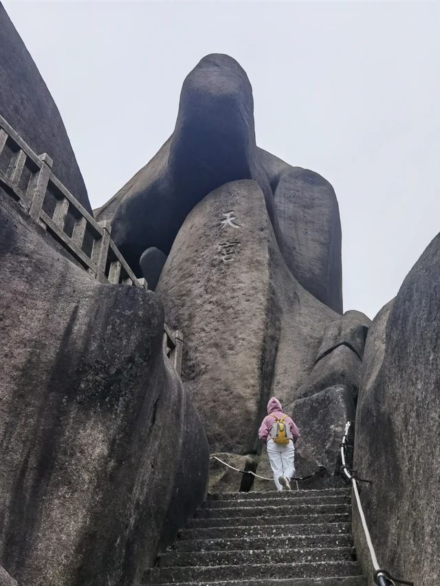 天柱一峰擎日月，單論風景，古南嶽勝過今南嶽