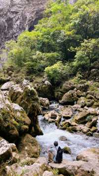 集洞穴、天坑、奇山、秀水為一體，景區內山川秀麗、景色迷人