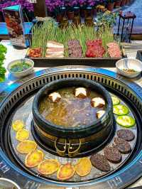 The mushroom hotpot restaurant in the ancient city of Lijiang is breathtakingly beautiful!