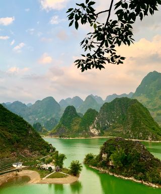 Baose Haokun Lake, with its myriad colors, is nestled in Lingyun County, Baise City, Guangxi