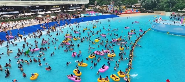 環球中心海洋樂園體驗沙灘玩水的快感，這就是室內玩水樂園，爽啊