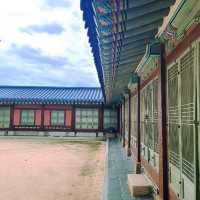首爾景福宮：紅牆綠樹交相輝映，絕美宮殿