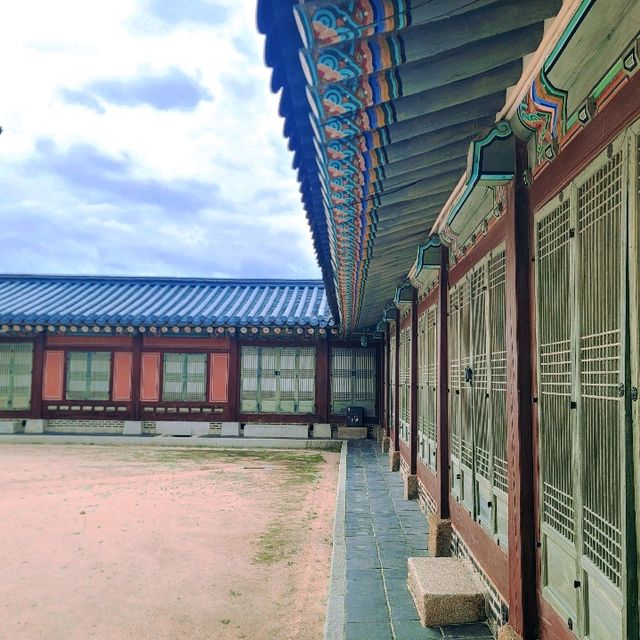 首爾景福宮：紅牆綠樹交相輝映，絕美宮殿
