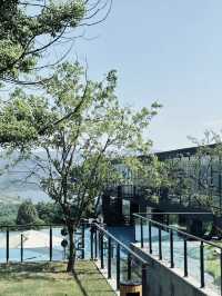 揽雲谷係一間位於宜興懸崖上嘅高端野奢度假酒店。