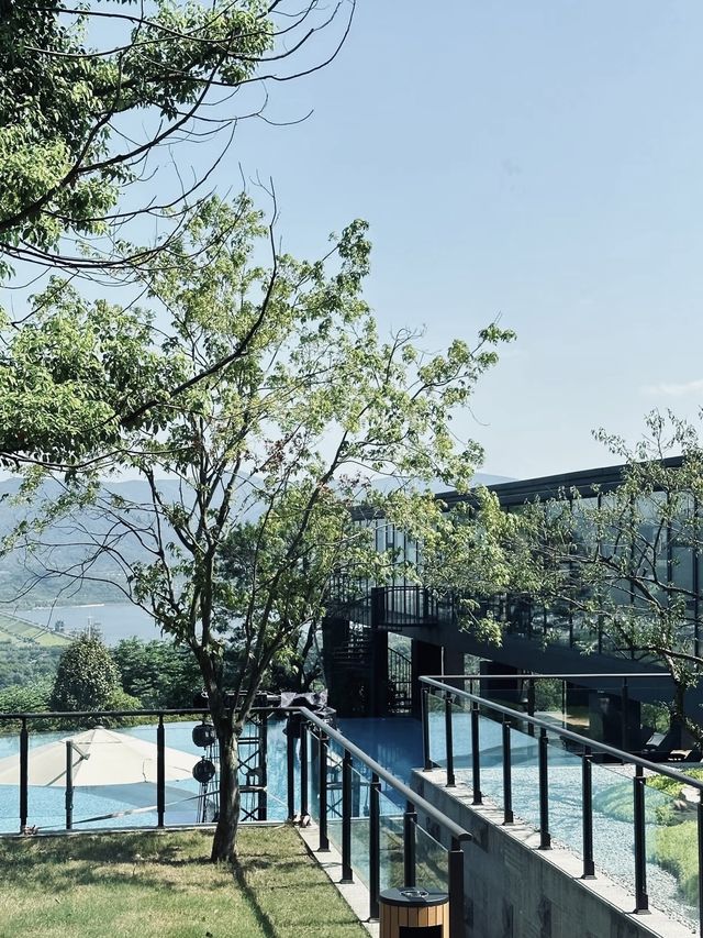 揽雲谷係一間位於宜興懸崖上嘅高端野奢度假酒店。