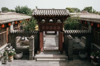 세상의 번잡함 속에서 백년 고성의 정원 미학을 느껴보세요.