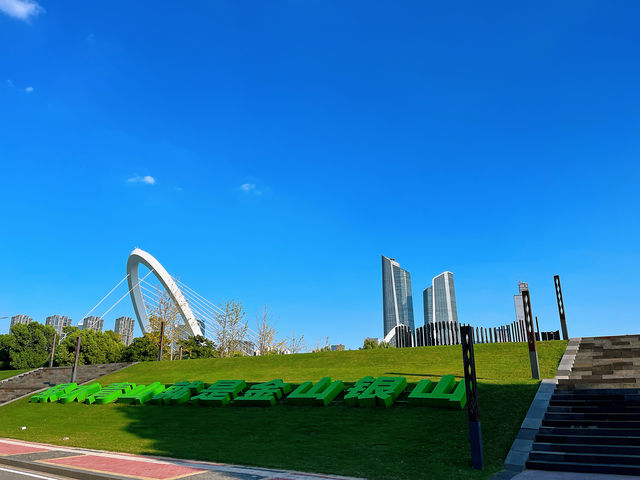 江南佳麗地 金陵帝王州。