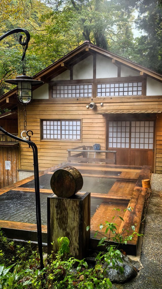 溪水、山谷間露天溫泉-加賀溫泉 花つばき。