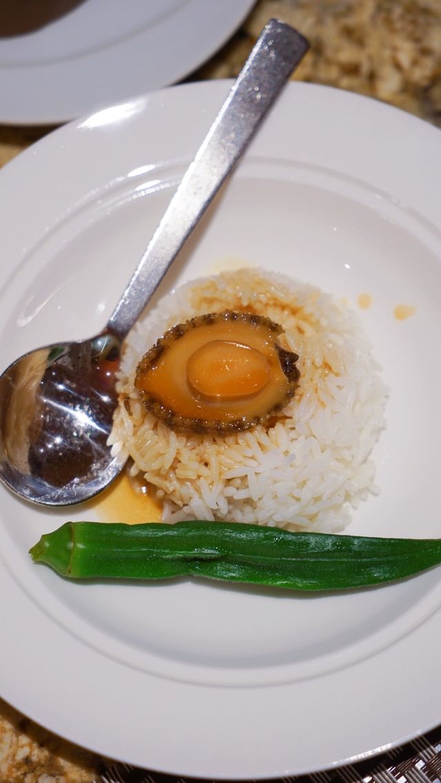 鮑魚撈飯、佛跳牆、蒜蓉及芝士龍蝦都值得推薦。