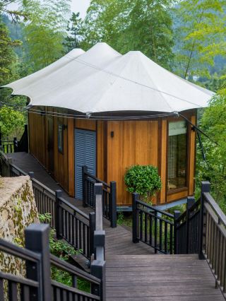 Chenzhou mountain cliff homestay. 