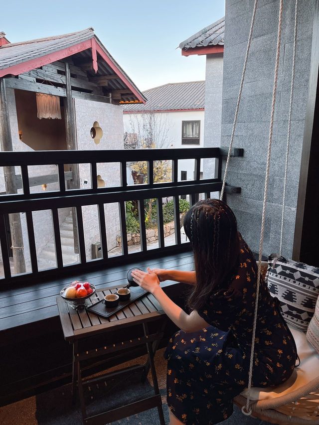 聽勸！這家酒店能看到日照金山和日落。
