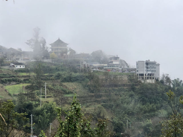 皇冠山在晨霧中若隱若現，有如仙境一般