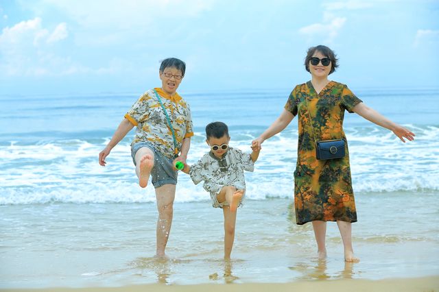 奔赴海口沙灘，擁抱湛藍大海與金色暖陽