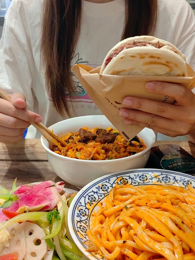 嚟呢度食泡饃嘅都係本地人，真係老陝認證。