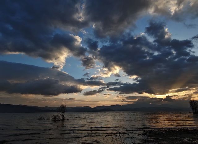 洱海漫遊指南：在140公里的湖光山色裡遇見大理的靈魂   深度玩法：分岸而治，解鎖洱海雙面風情  
