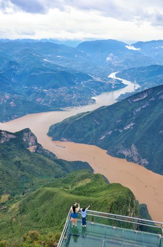Three Gorges Cruise | Stand on the Peak of the Three Gorges with "China National Geographic" 