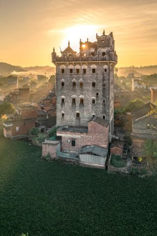On the rooftop of the diaolou in Zhaoqing, I watched a healing sunset in the countryside