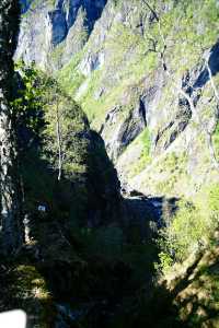 挪威沃爾令斯瀑布｜峽灣邊的壯闊水幕奇觀
 
作為挪威家喻戶曉的自然地標，沃爾令斯瀑布藏於峽灣深處，自