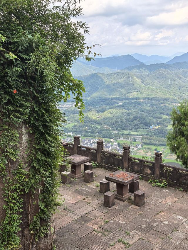 探秘齊雲山絕壁仙境