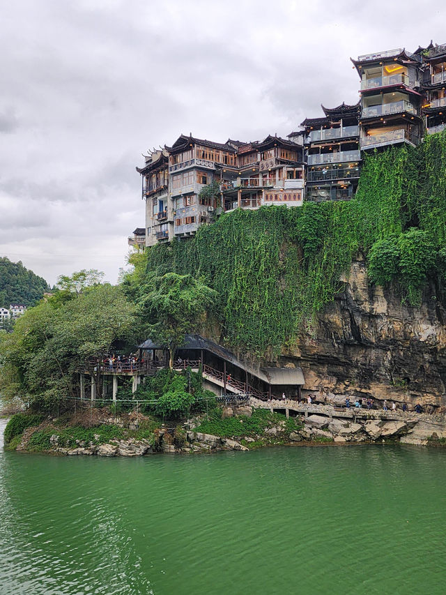 住進瀑布邊的古鎮 住進瀑布邊的古鎮