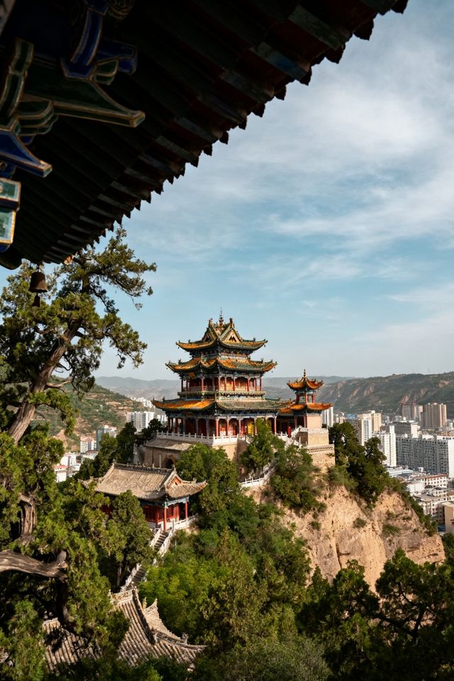 逃離熱浪,奔赴隴南22℃的夏天!在宕昌,邂逅山水、紅城與藥香裡的療癒之旅 當盛夏的熱浪席捲城市,你 逃離熱浪,奔赴隴南22℃的夏天!在宕昌,邂逅山水、紅城與藥香裡的療癒之旅 當盛夏的熱浪席捲城市,你