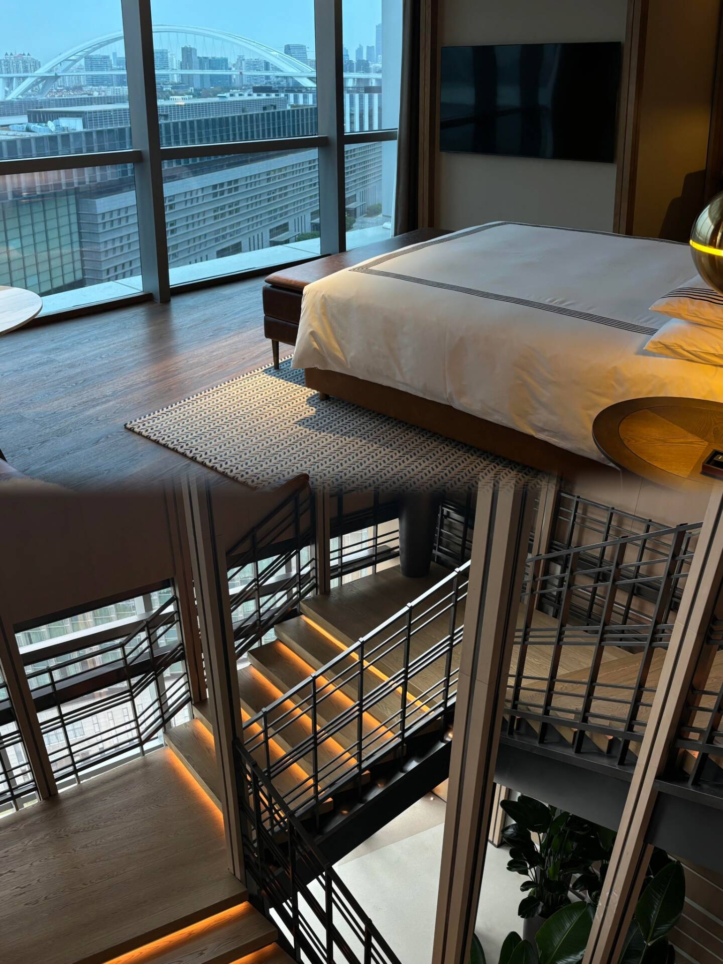 Shanghai Expo Tongsen Hotel

✨Hotel Guide
📍Great location, right at No. 55, Expo Avenue, Pudong New Area, Shanghai. Just a few steps out is Expo Park, where you can enjoy food, drinks, and entertainment all in one place. Going to the Mercedes-Benz Arena for a concert? You can stroll back to the hotel, so convenient! It's also easy to get to the Bund. We recommend combining your visit with Expo Park and the China Art Museum.

🚗Super convenient transportation, the subway station is nearby, within walking distance to the China Art Museum subway entrance. Getting to the city center is so easy!

📅 Check-in time is after 3:00 PM, check-out time is before 12:00 PM.

🍽 Breakfast is from 6:30 to 10:30 AM, semi-buffet style, featuring local specialties like soup dumplings, potstickers, and pan-fried buns, all delicious. If you want something special, the à la carte service can also satisfy you.

✨Highlights
✨Design is stunning, with colorful glass facades and Art Deco details in public areas. The lobby’s “Boy Gazing at the Moon” installation art is very artistic. Guest rooms start at 41㎡, with ceiling mirrors bringing in river views—brilliant design. The intelligent lighting system changes the atmosphere with the time of day.

✨Service warms your heart, with a coffee machine always available at the front desk, the first round of minibar items free, a wide variety of drinks and snacks, and staff who are great storytellers, with exclusive scripts about the artworks and cocktails.

✨Dining options are abundant. Tongsen Fish Restaurant offers Huaiyang cuisine where you can taste signature dishes like yellow croaker soup and salted pork with vegetable rice. The top-floor TOTS Tongding Bar boasts unbeatable night views of Lujiazui and serves special cocktails.

✨The view rooms are amazing. Rooms ending in 19 or 20 offer simultaneous views of the Lujiazui “Three-Piece Set” and the China Pavilion, with absolutely stunning scenery.