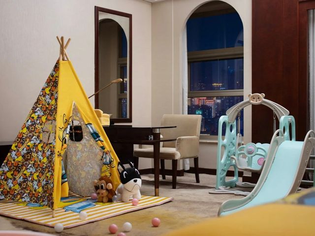 尖叫預警！小黃鴨親子房來了！解放爸媽雙手的神仙酒店