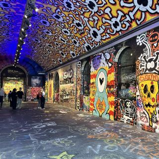 ウォータールー・アーチ：ストリートアートとグラフィティが織りなす圧巻のモザイク空間。