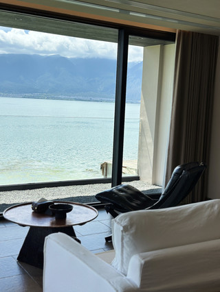 Soaking in a bathtub with a lake view in Dali is incredibly soothing
