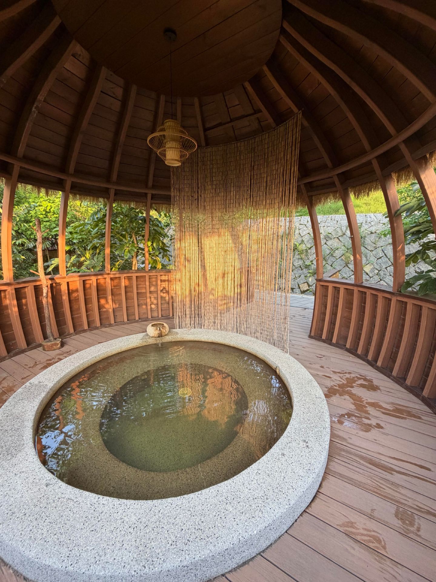 A mountain getaway built into the hillside, adjacent to Qingshuiyan Scenic Area, offering a one-stop family hot spring vacation